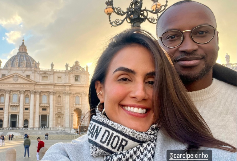 Thiaguinho abre álbum de fotos de viagem com Carol Peixinho para o Vaticano; confira